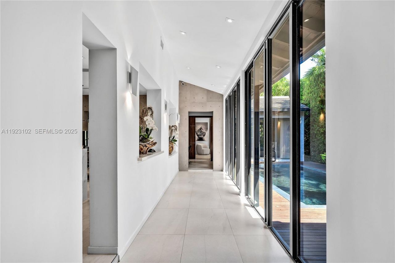 725 W 49th St, Miami Beach, FL 33140 Photo