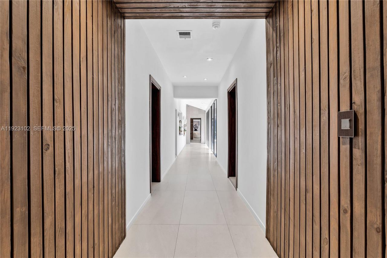 725 W 49th St, Miami Beach, FL 33140 Photo