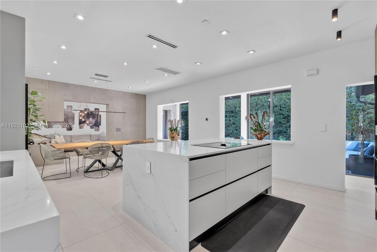 725 W 49th St, Miami Beach, FL 33140 Photo