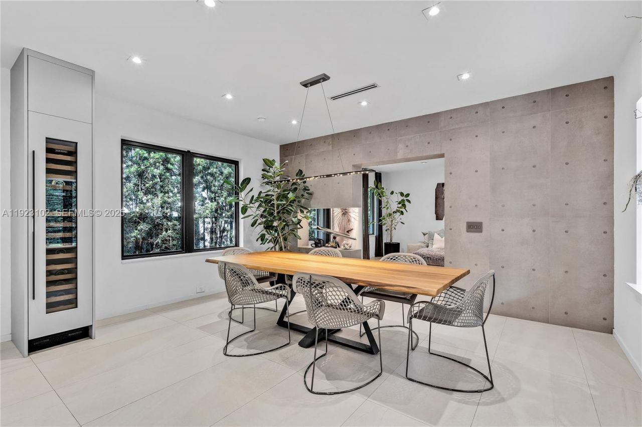 725 W 49th St, Miami Beach, FL 33140 Photo