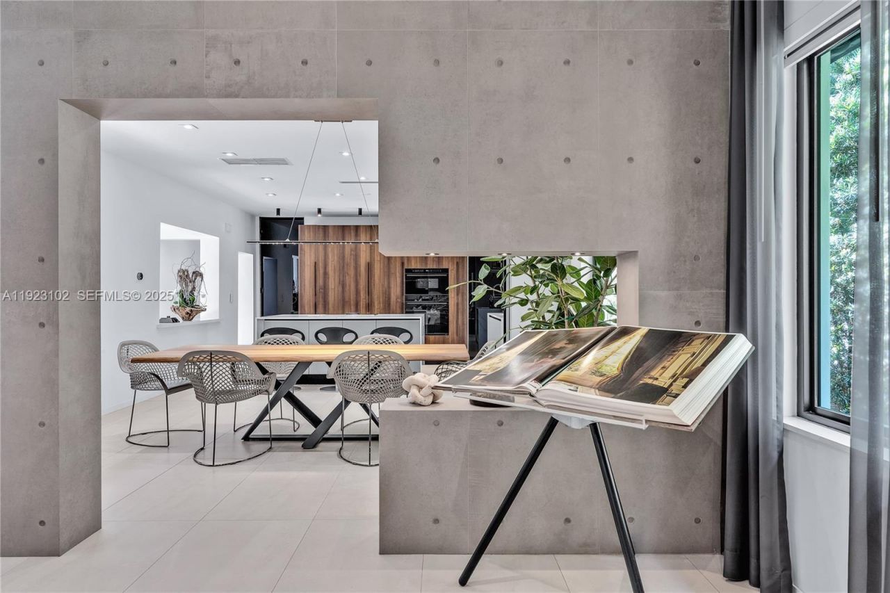 725 W 49th St, Miami Beach, FL 33140 Photo