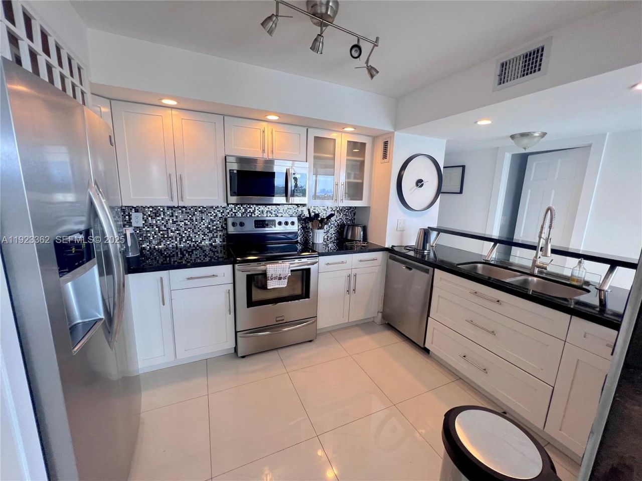 5838 Collins Ave, Unit 8B, Miami Beach, FL 33140 Photo