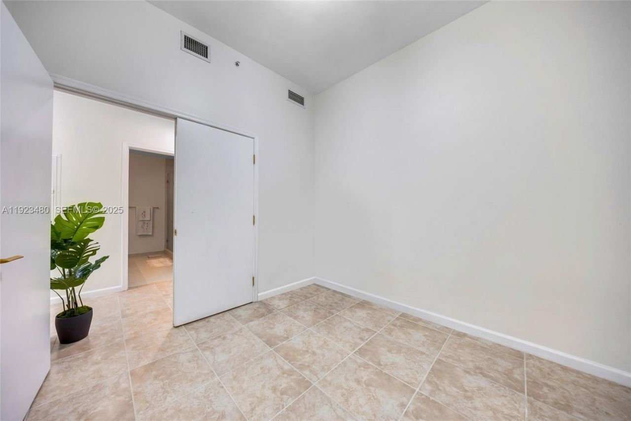 7930 East Dr, Unit 506, North Bay Village, FL 33141 Photo