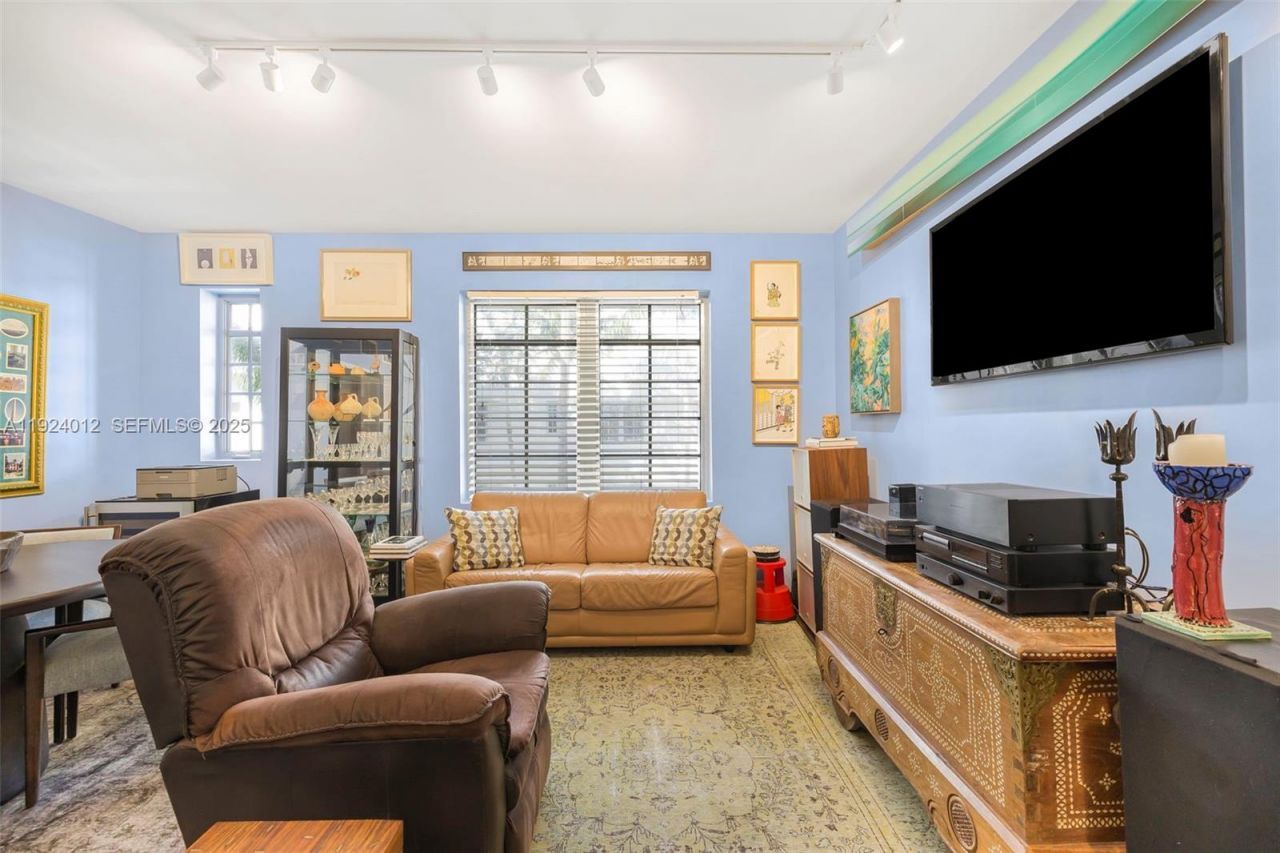 435 21st St, Unit 316, Miami Beach, FL 33139 Photo