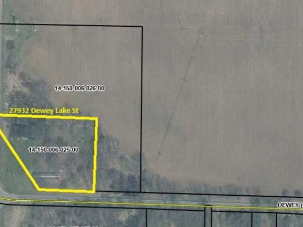 27932 Dewey Lake Street, Dowagiac, MI 49047