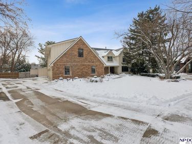 9826 Harney Pkwy N, Omaha, NE 68114