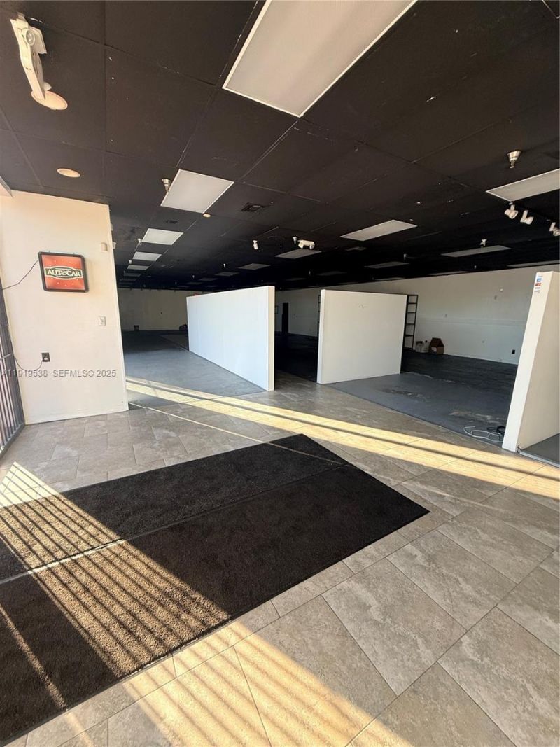 7685 Pines Blvd, Pembroke Pines, FL 33024 Photo