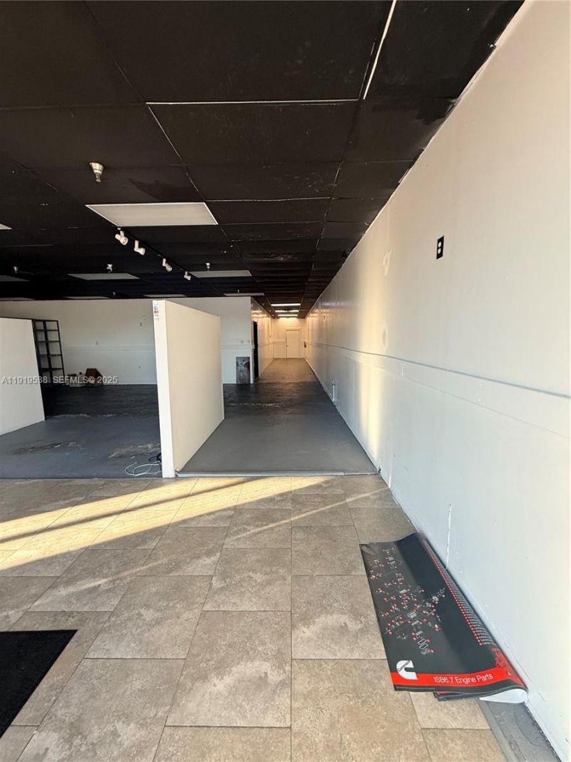 7685 Pines Blvd, Pembroke Pines, FL 33024 Photo