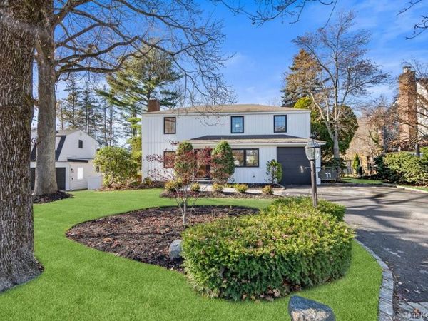 11 Entrance Road, East Hills, NY 11577