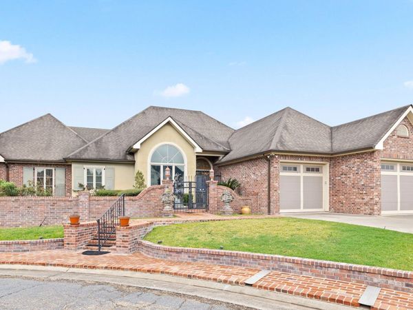 12 Steamboat Bend Boulevard, New Iberia, LA 70563