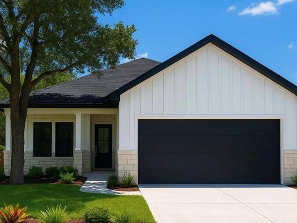 1061 N Navarro ST, Giddings, TX 78942