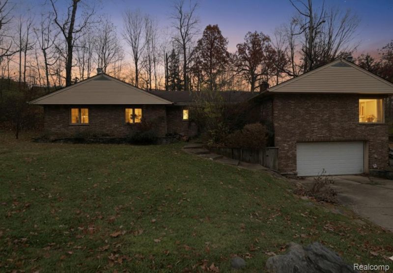 29200 Wildbrook Drive, Southfield, MI 48034 Main Photo