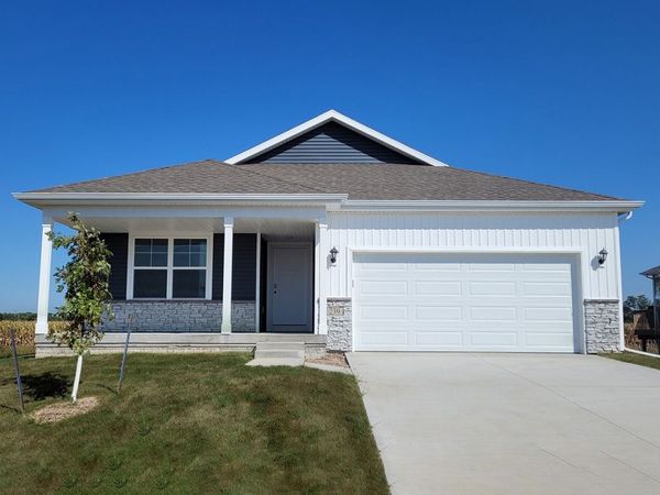 2709 Prairielight Drive, Hiawatha, IA 52233
