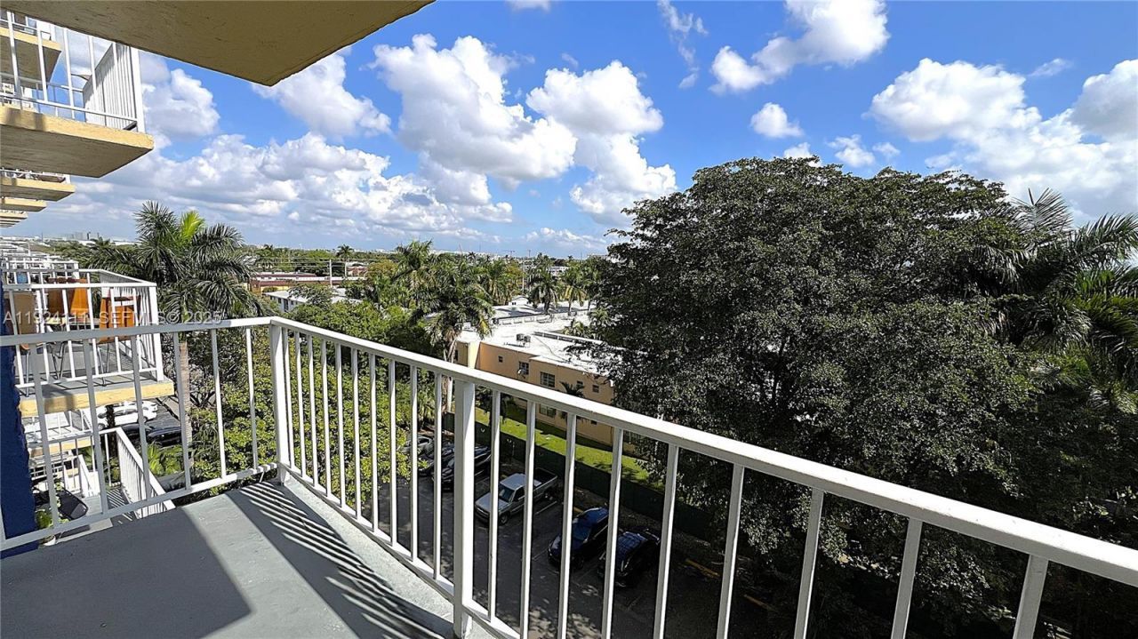 4550 NW 9th St, Unit 604E, Miami, FL 33126 Photo