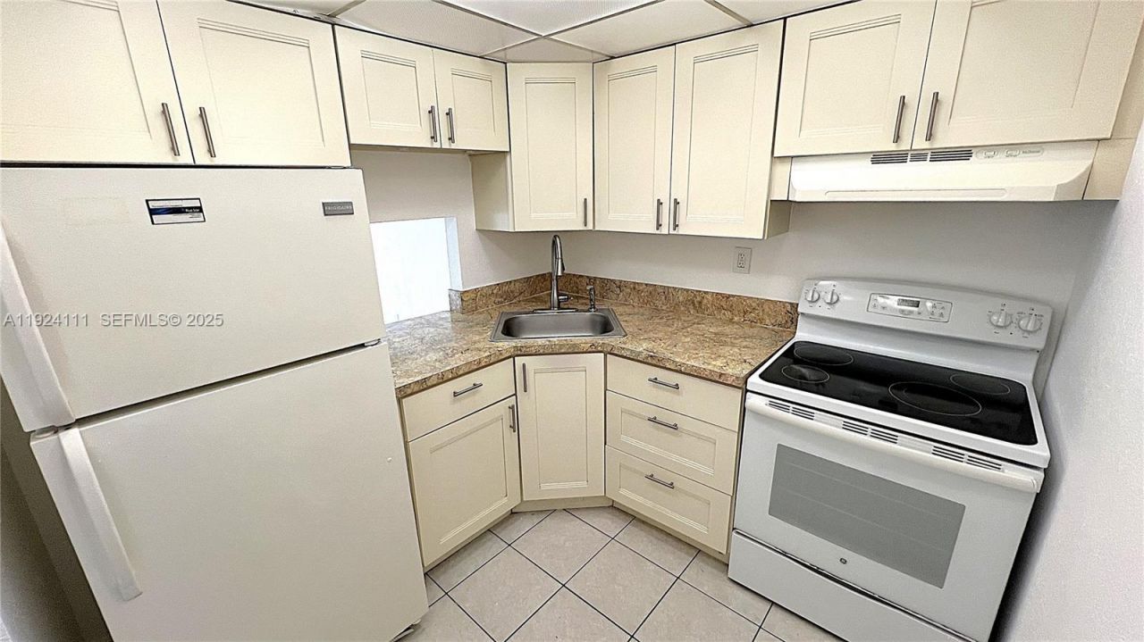 4550 NW 9th St, Unit 604E, Miami, FL 33126 Photo