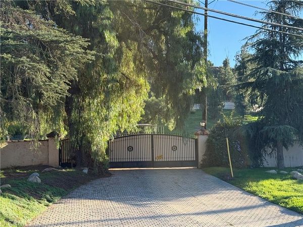 9528 N Sunland Blvd, Shadow Hills, CA 91040