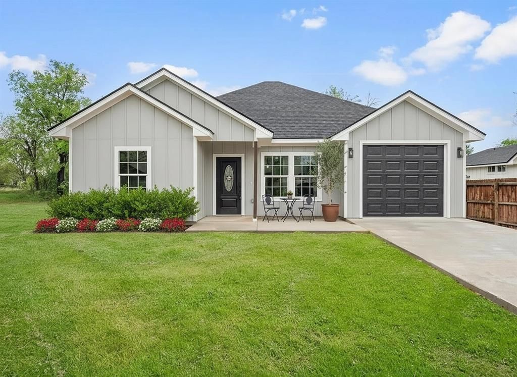 207 N Harrison Street, McGregor, TX 76657 Main Photo