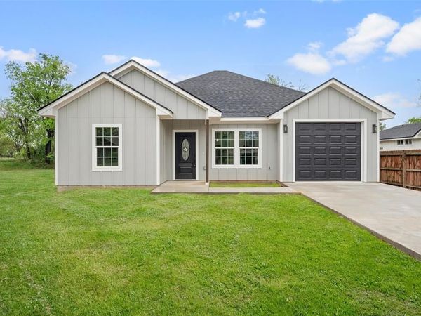 207 N Harrison Street, McGregor, TX 76657