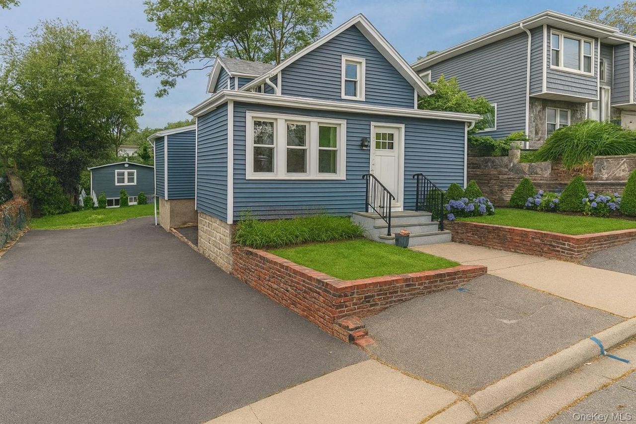 14 Maple Street, Glenwood Landing, NY 11547 Main Photo