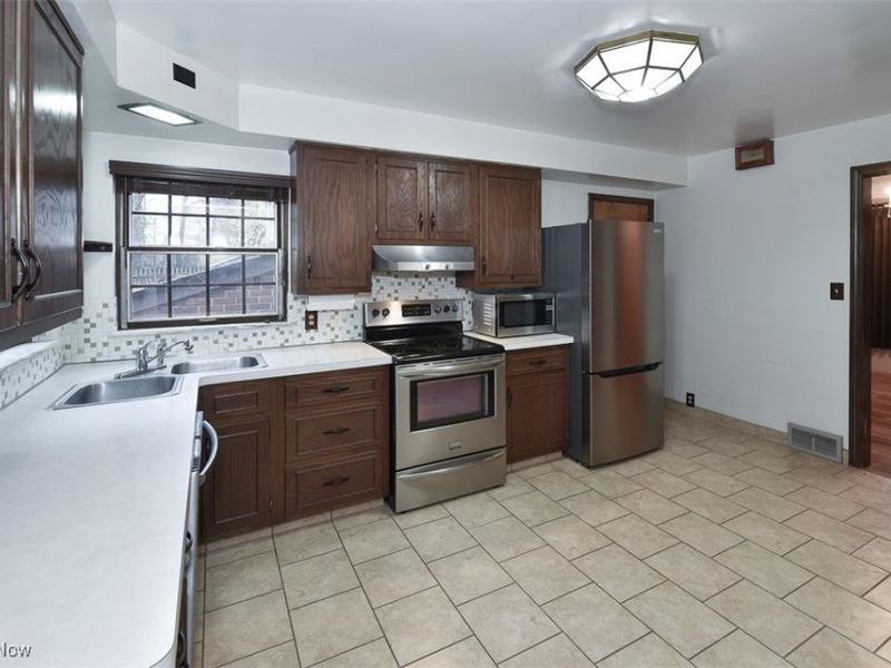 21775 Hillsdale Avenue, Cleveland, OH 44126 Photo 11