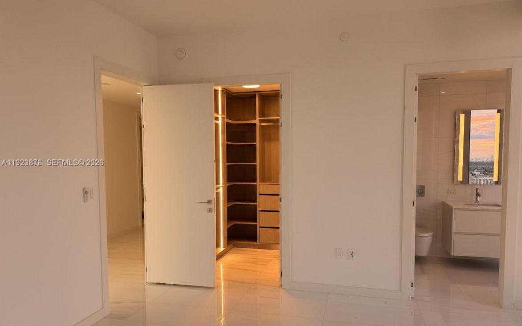 300 Biscayne Blvd Way, Unit 4201, Miami, FL 33131 Photo