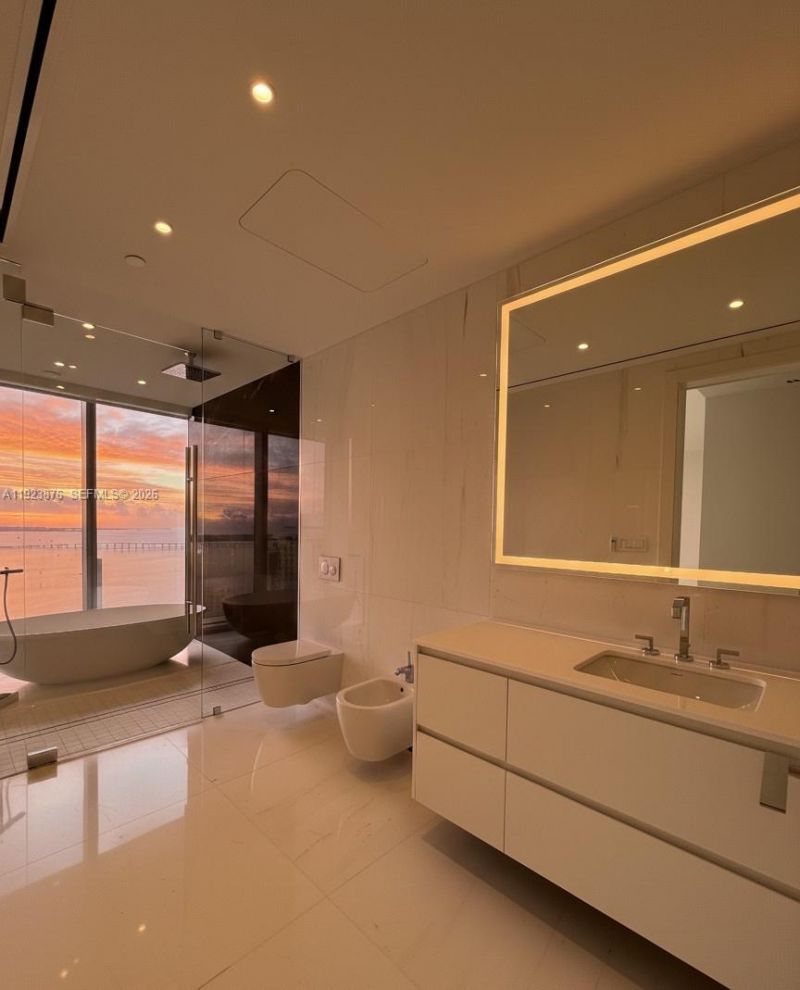 300 Biscayne Blvd Way, Unit 4201, Miami, FL 33131 Photo