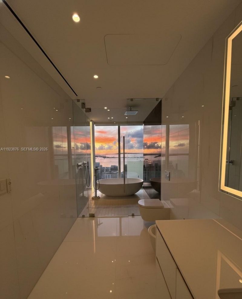 300 Biscayne Blvd Way, Unit 4201, Miami, FL 33131 Photo