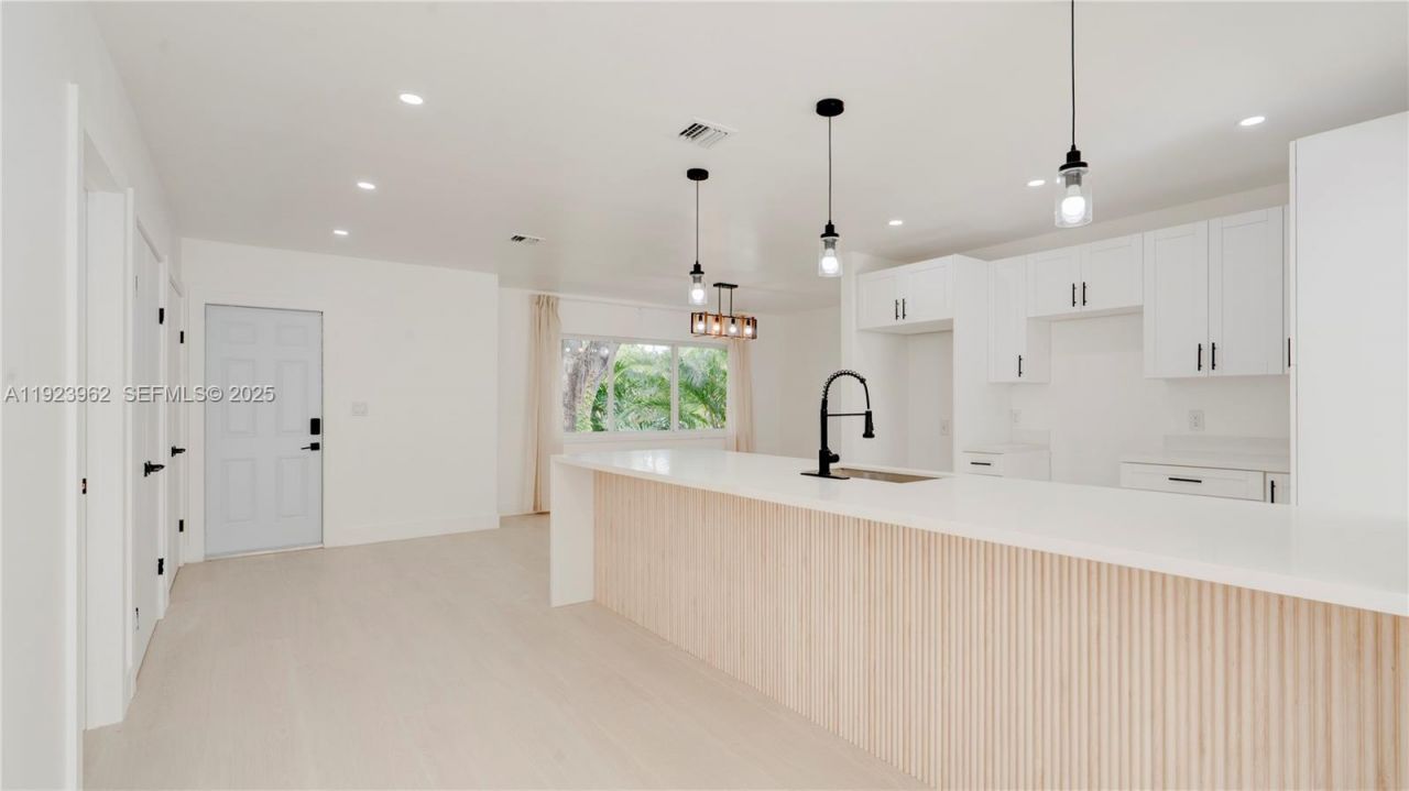 1230 NE 133rd St, North Miami, FL 33161 Photo