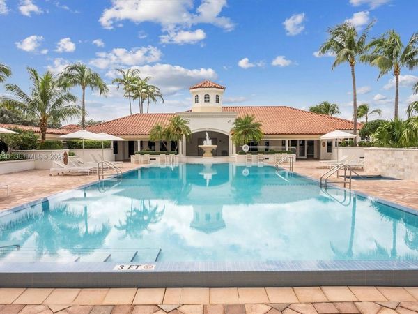 20000 E Country Club Dr, Unit 302, Aventura, FL 33180