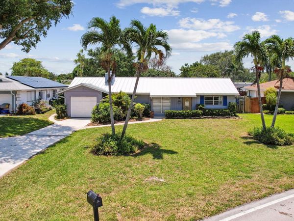 4194 Honeysuckle Avenue, Palm Beach Gardens, FL 33410