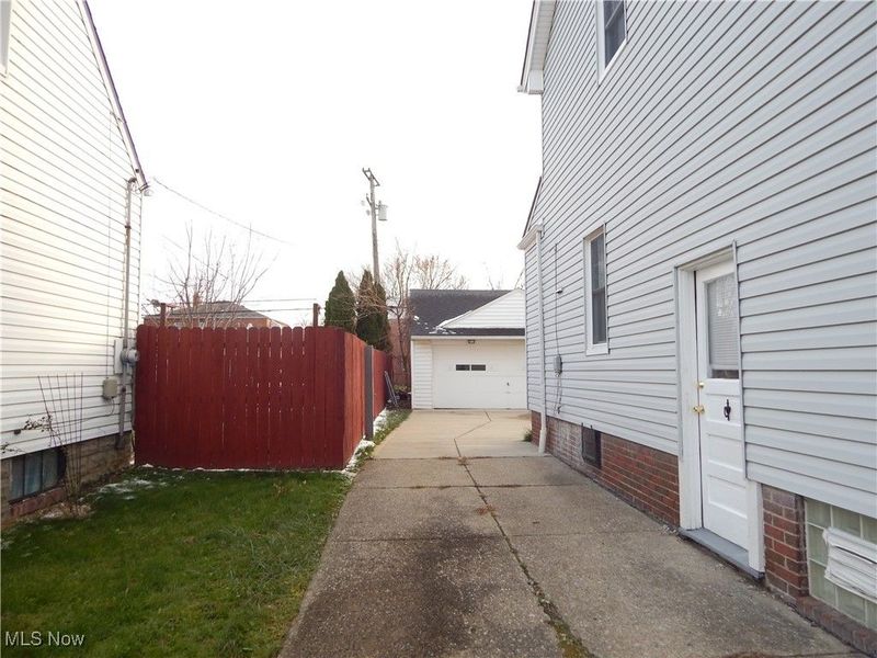 20330 S Lake Shore Boulevard, Euclid, OH 44123 Photo 3