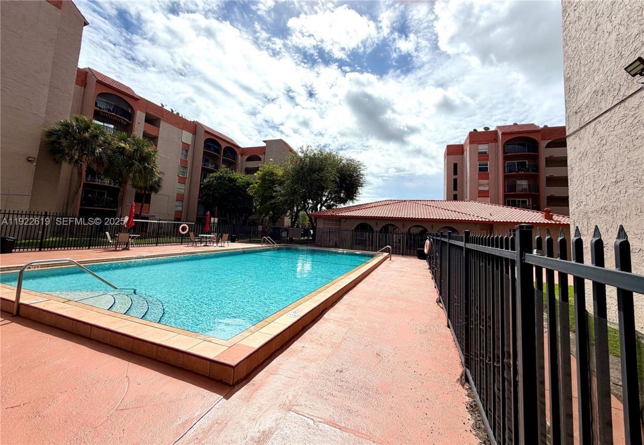 5201 NW 7th St, Unit 212, Miami, FL 33126 Photo