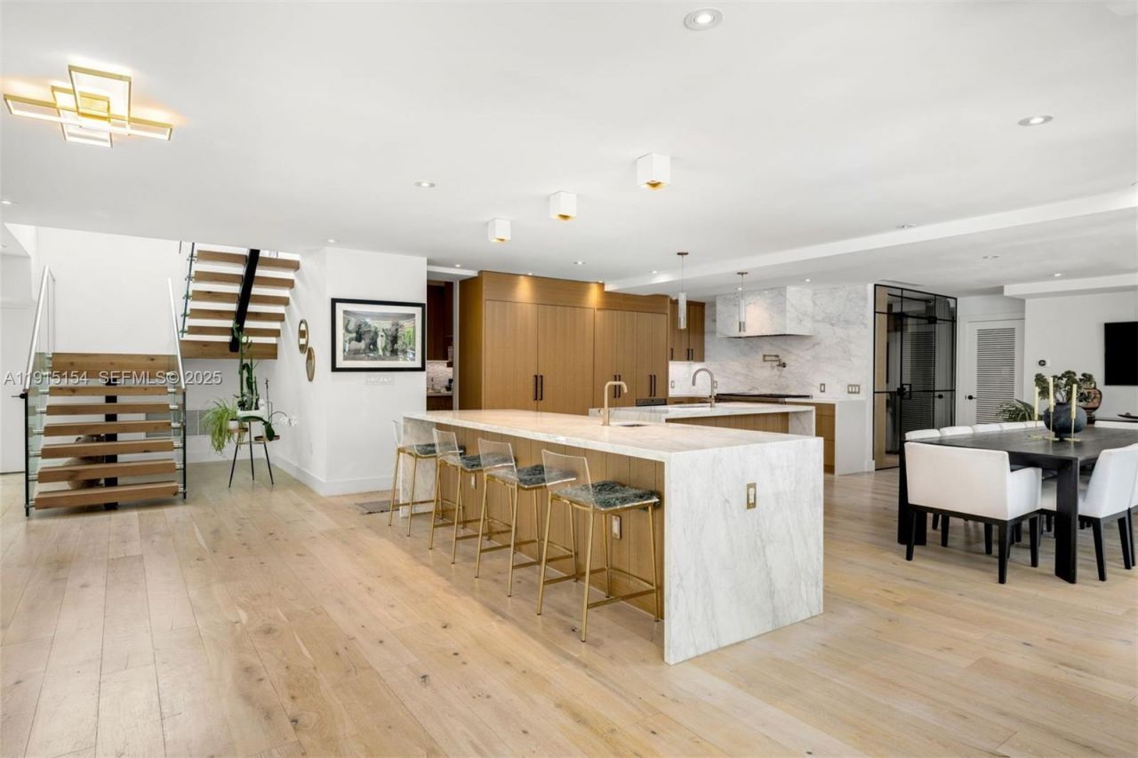 795 Lakeview Dr, Miami Beach, FL 33140 Photo