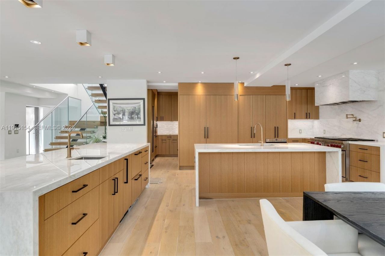 795 Lakeview Dr, Miami Beach, FL 33140 Photo