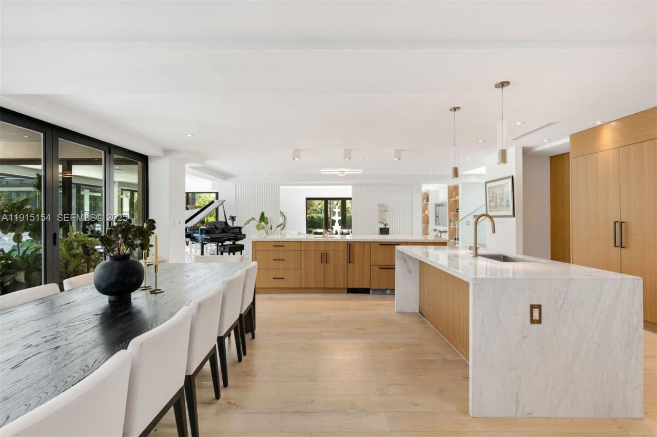 795 Lakeview Dr, Miami Beach, FL 33140 Photo