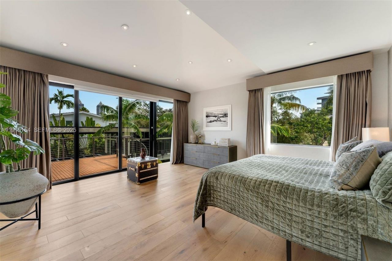 795 Lakeview Dr, Miami Beach, FL 33140 Photo