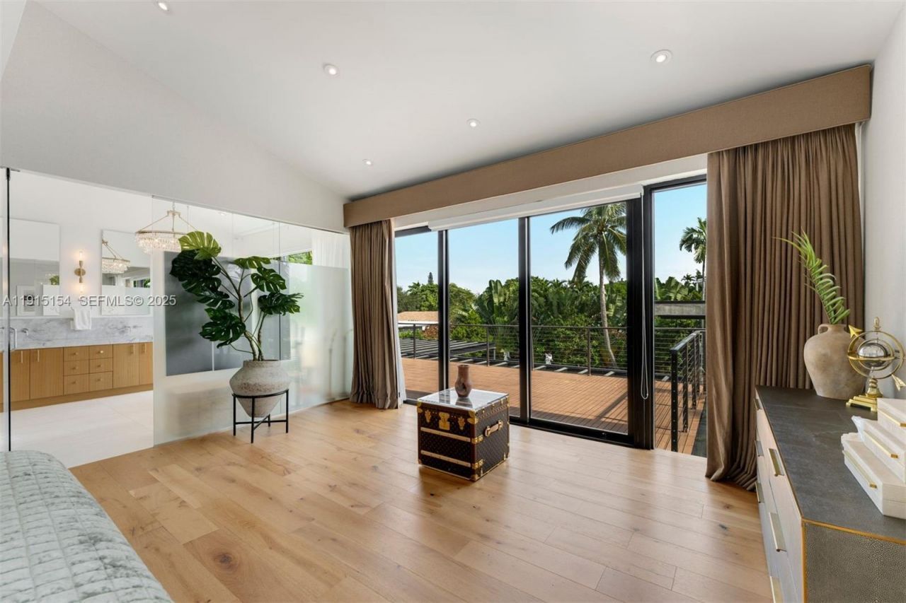 795 Lakeview Dr, Miami Beach, FL 33140 Photo