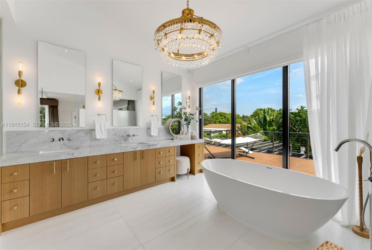 795 Lakeview Dr, Miami Beach, FL 33140 Photo