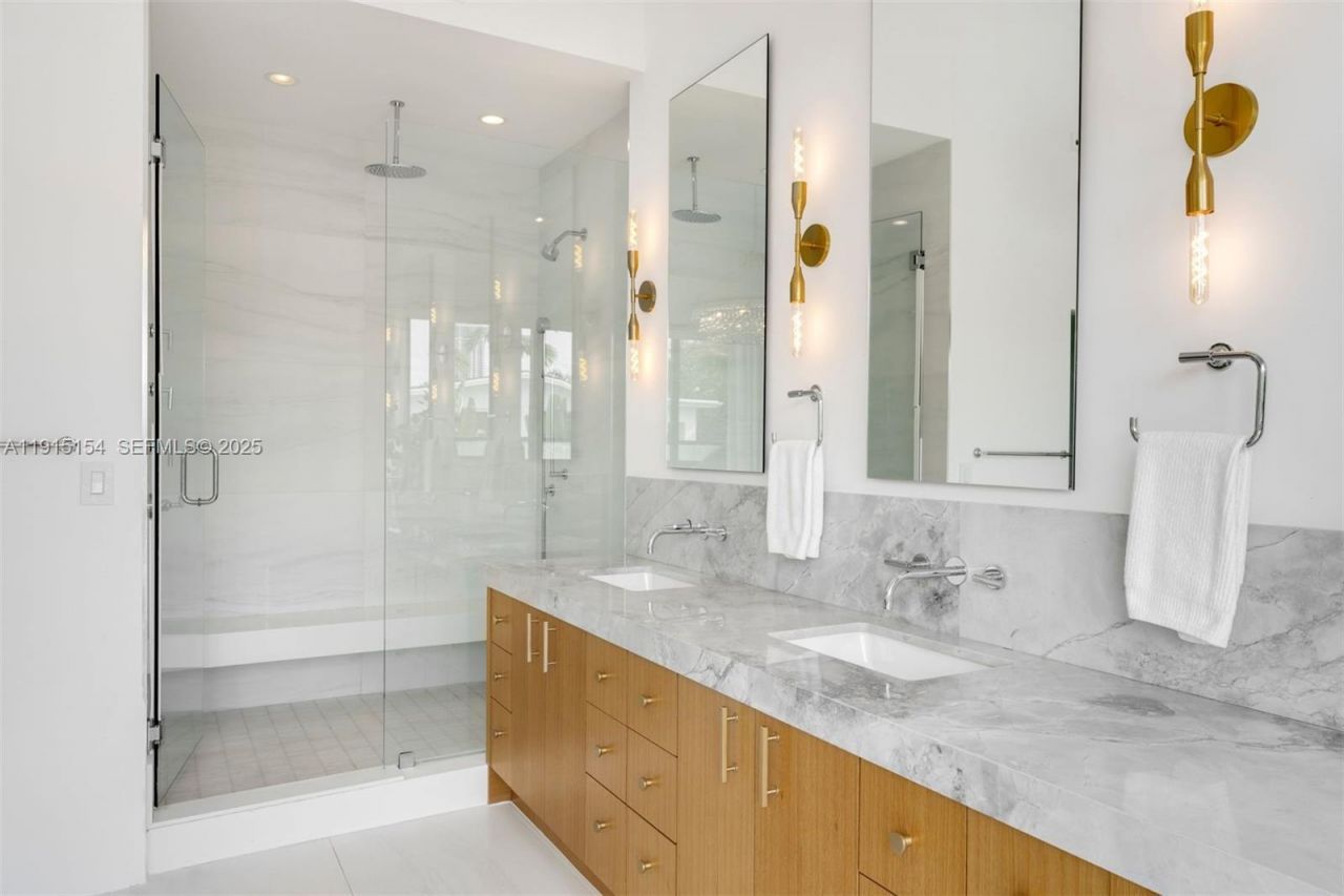 795 Lakeview Dr, Miami Beach, FL 33140 Photo