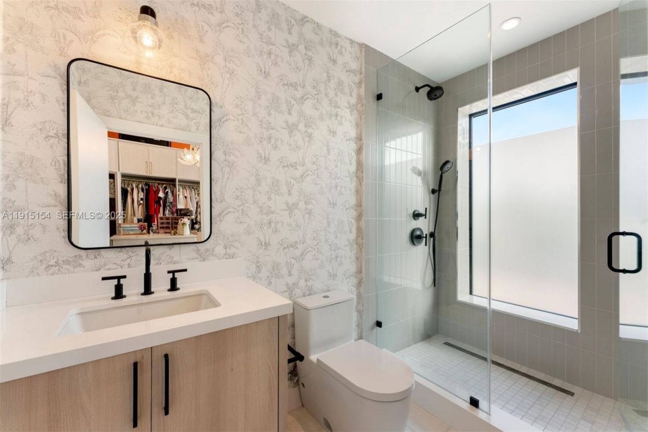 795 Lakeview Dr, Miami Beach, FL 33140 Photo