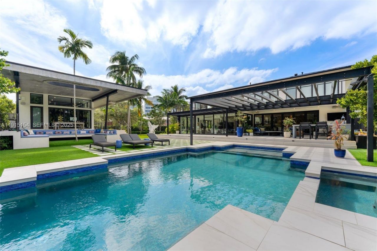 795 Lakeview Dr, Miami Beach, FL 33140 Photo