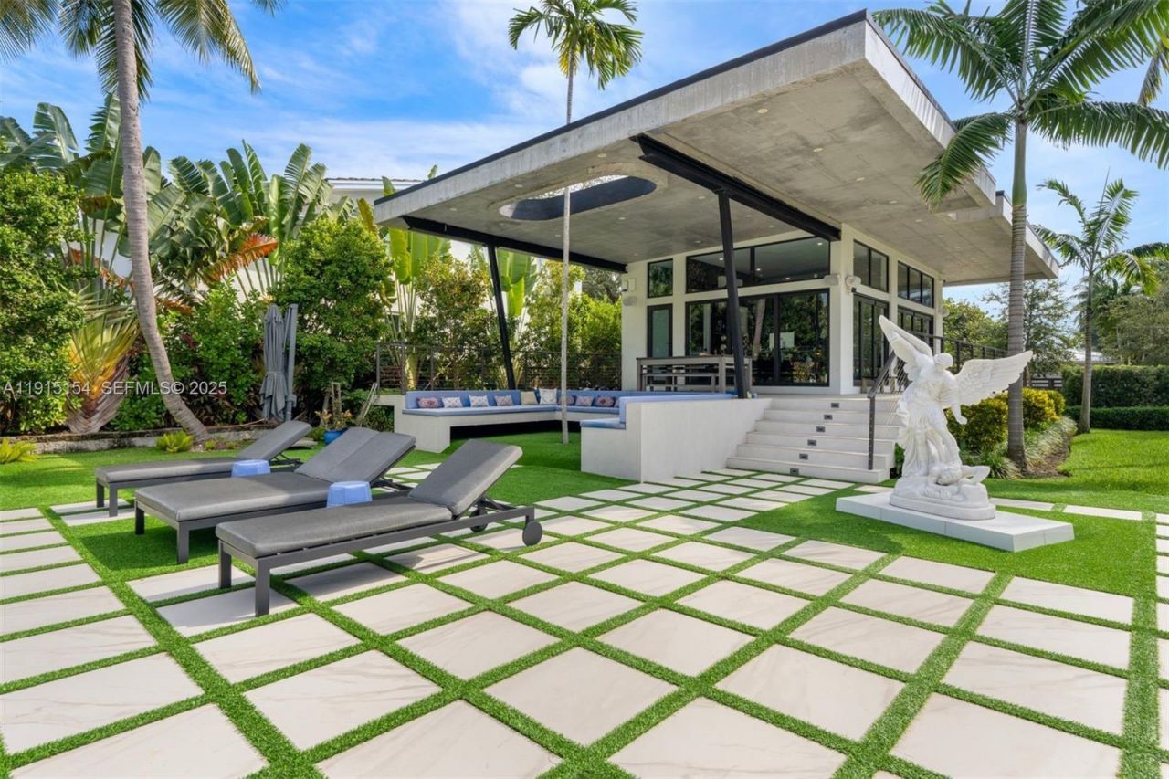 795 Lakeview Dr, Miami Beach, FL 33140 Photo