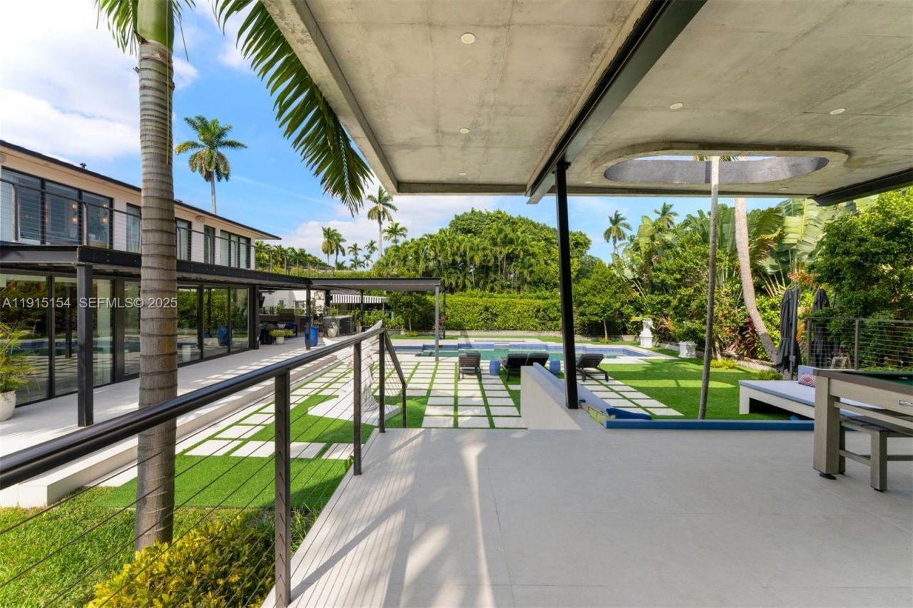 795 Lakeview Dr, Miami Beach, FL 33140 Photo