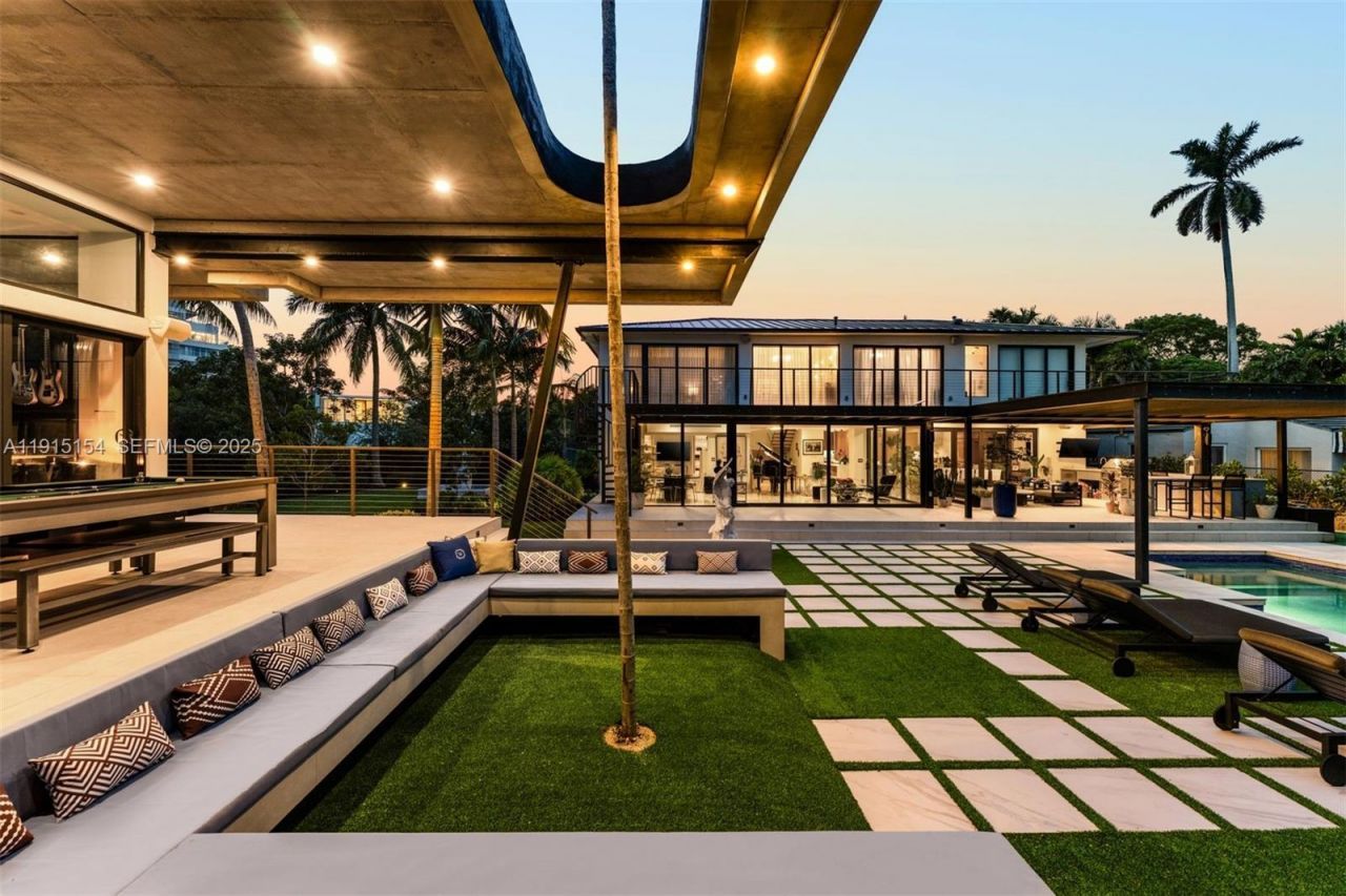 795 Lakeview Dr, Miami Beach, FL 33140 Photo