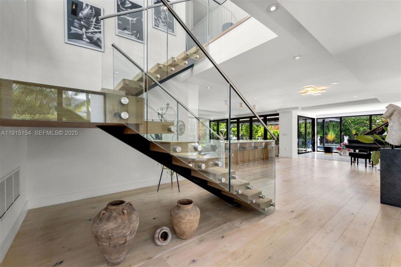 795 Lakeview Dr, Miami Beach, FL 33140 Photo