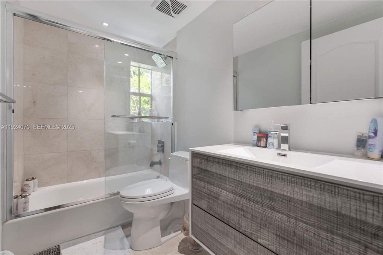 18460 NE 30th Ave, Unit 18460, Aventura, FL 33160 Photo