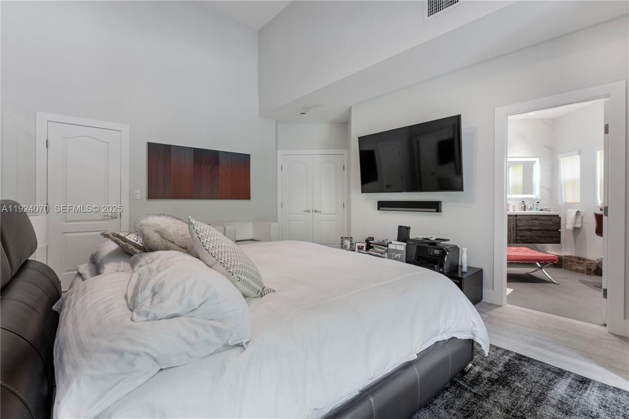 18460 NE 30th Ave, Unit 18460, Aventura, FL 33160 Photo