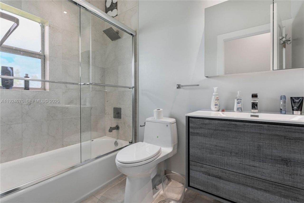 18460 NE 30th Ave, Unit 18460, Aventura, FL 33160 Photo