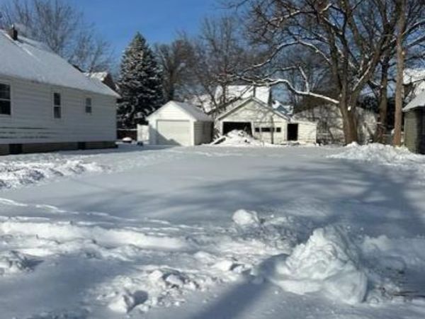 402 6th Place NW, Austin, MN 55912