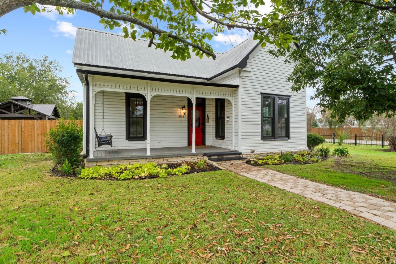 305 East St, Hutto, TX 78634 Main Photo